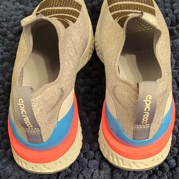 Nike skip on running shoes - Picture 2 of 4